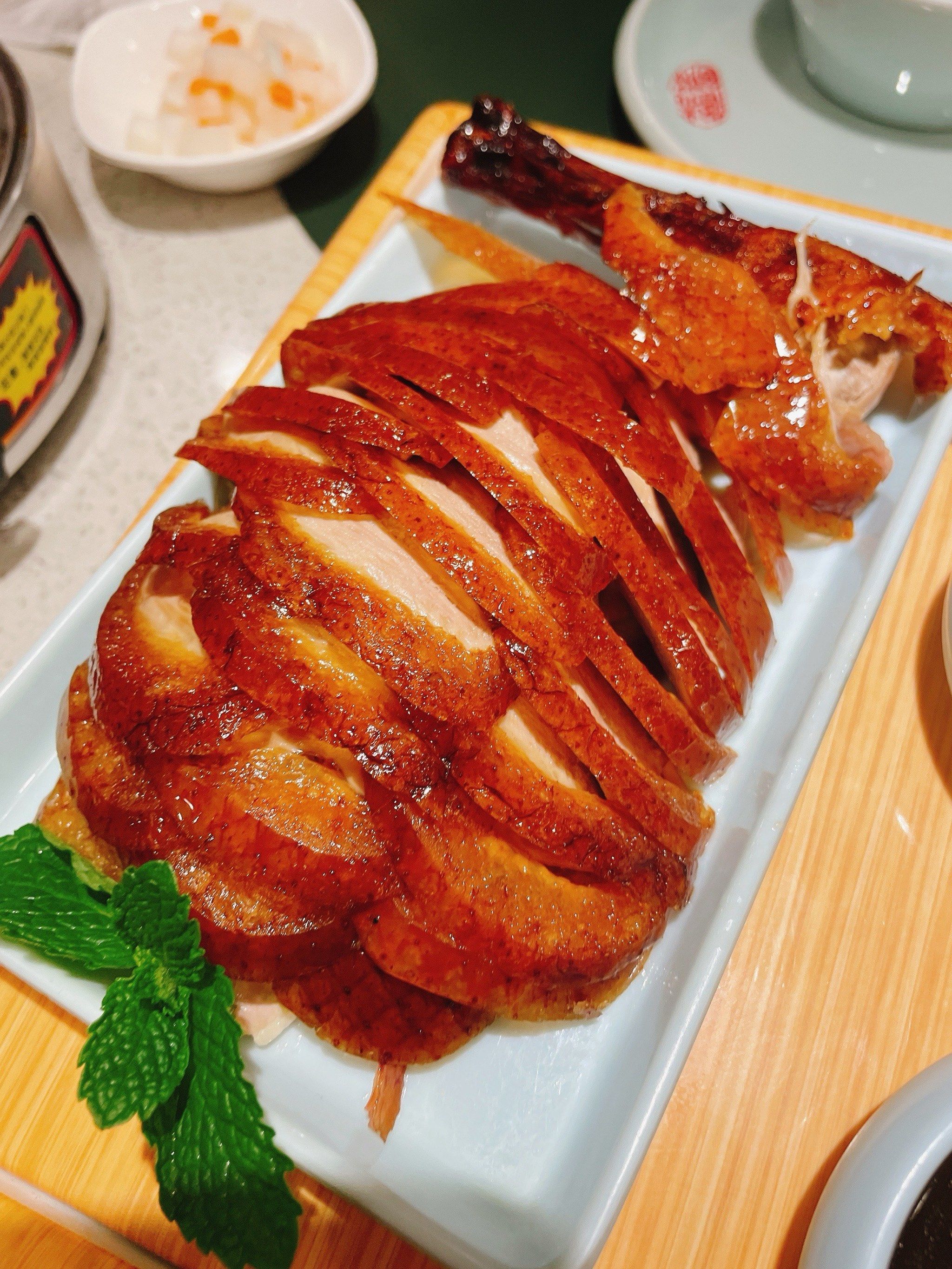 n🥢 北京烤鸭:枣红色的外皮油亮酥脆,闪着诱人的光泽