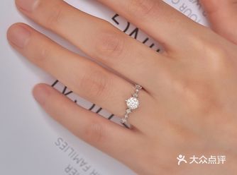 夏天的话还是更喜欢这样清爽的钻戒呀