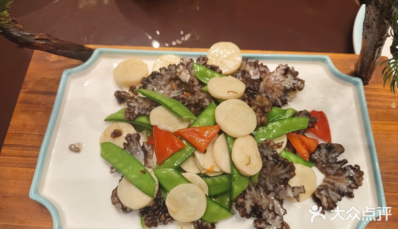 这家文化主题餐厅以其独特的设计和氛围深深吸引了我
