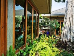 -Chom Cafe and Restaurant