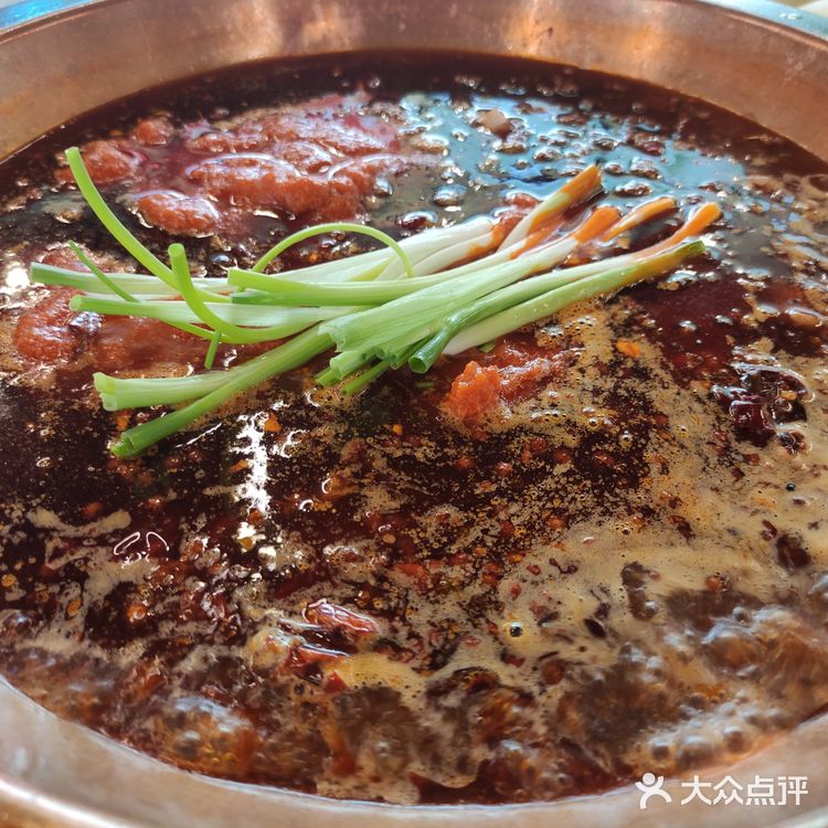 火锅的灵魂在于汤底，而这里的麻辣牛油火锅底料香气扑鼻