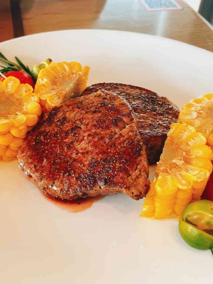 cè amore爱意牛排馆(万象城店)-"[薄荷]环境:座位之间间隔偏近,但