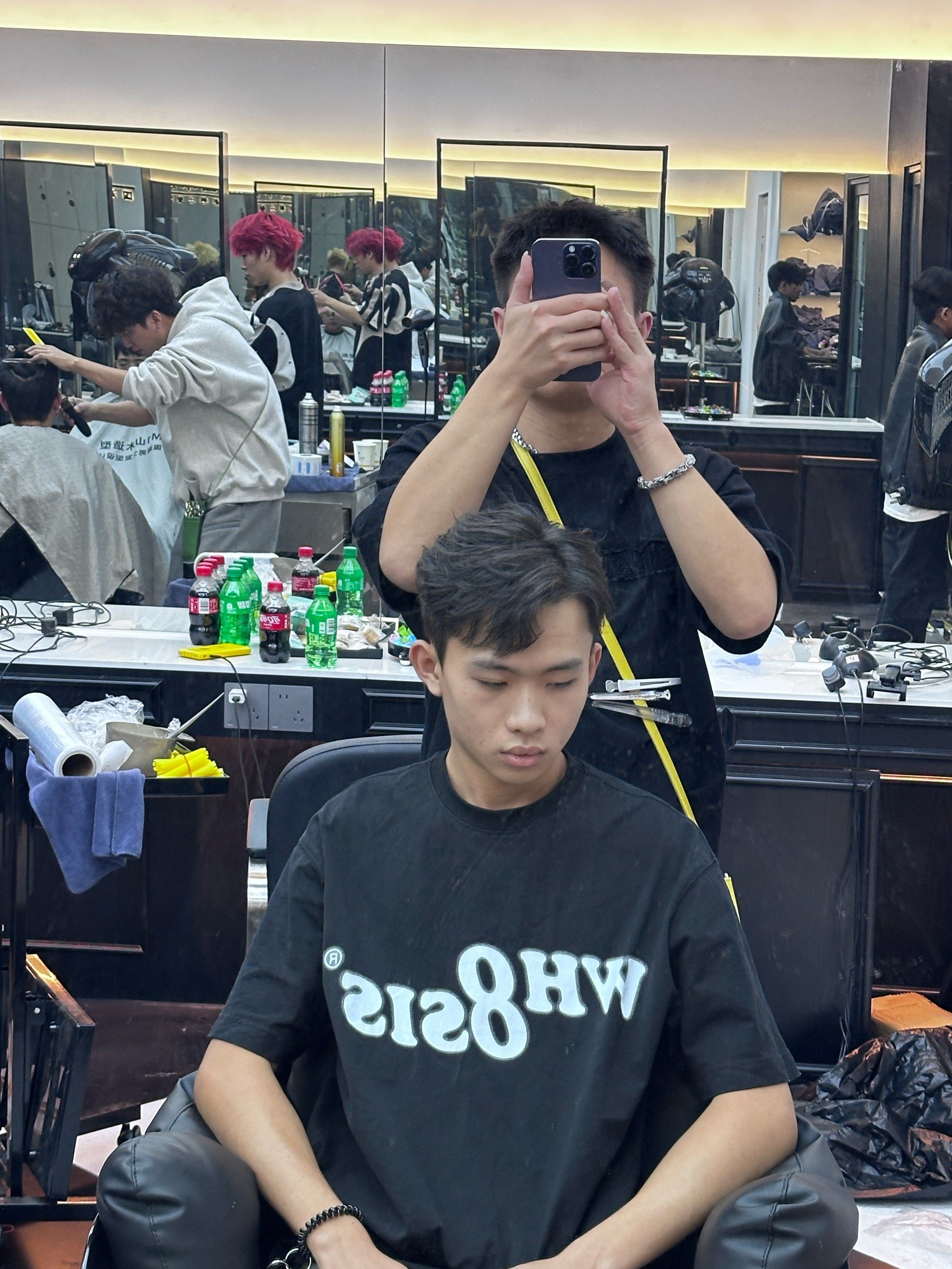 又显得年轻型的稳重重感觉发型又不单一有点鹅蛋脸有时候这种男生