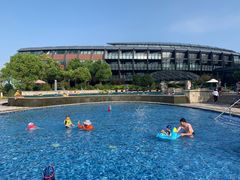 室外游泳池-上海滴水湖皇冠假日酒店