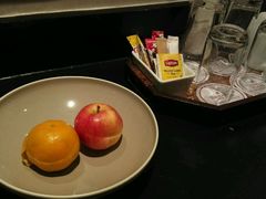 客房内提供的免费水果，如果你给小费，会再多给一点。-曼谷湄南河畔华美达广场酒店