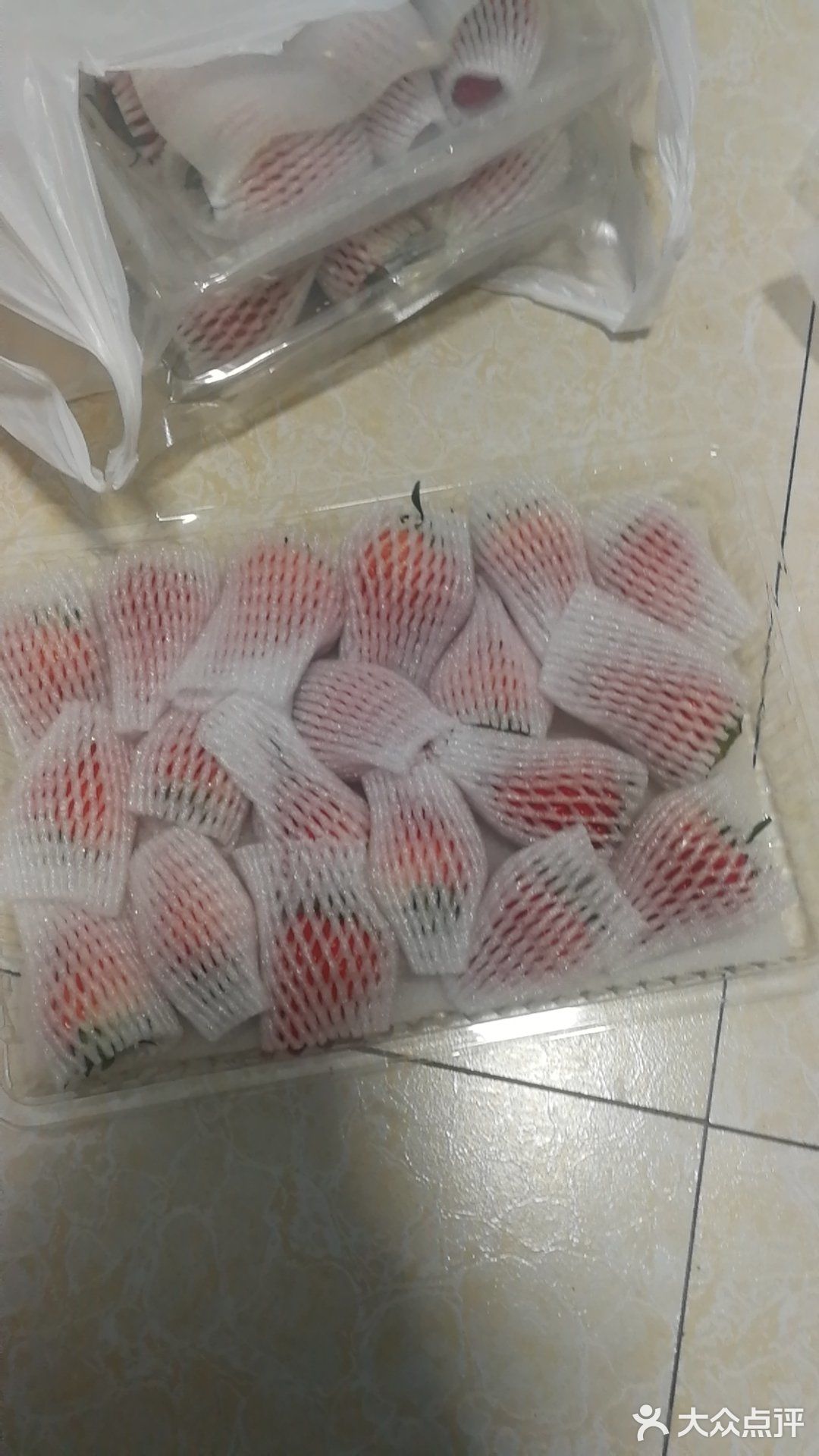 因为要快递，所以刚到的草莓有点酸
