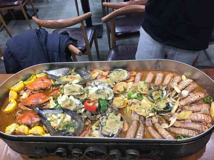 刘记大蚝门海鲜烧烤(长寿路店)-"和一个食堂是并在一起开的,进进出出