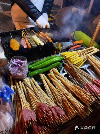 刷上酱汁、撒上孜然粉辣椒面，完成！