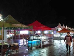 -布尔津河堤夜市
