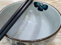餐具摆设-内蒙焖面大盆骨餐馆(山大路店)