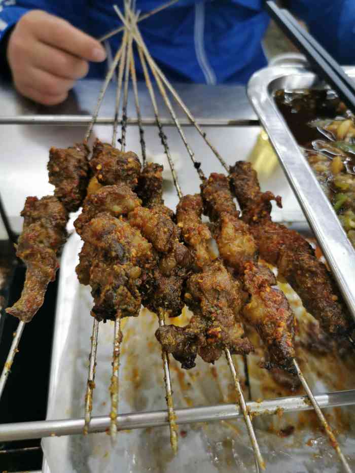 胡记烧烤(黄山新村店)-"也就一般,不如假山东面的那一家.