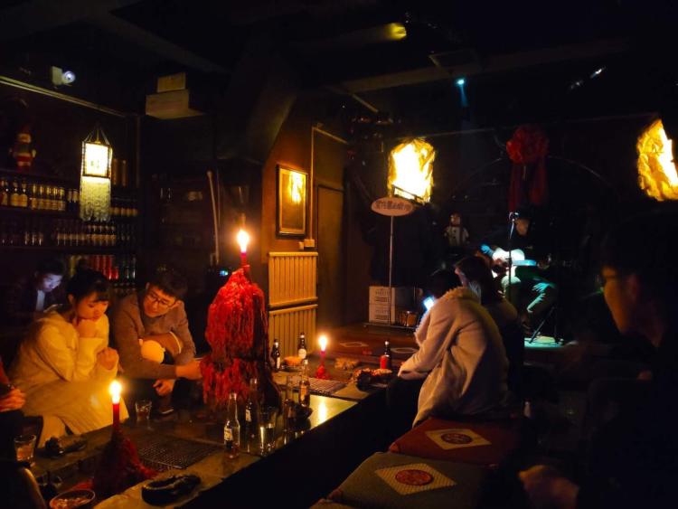 那是丽江火塘酒吧-"地方还是挺好找的,顺城巷,南门里一直往里.