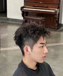 -一家只做男发烫染的店