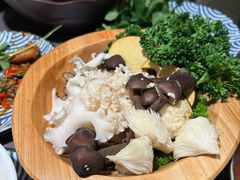 -楠小云·云南鲜牛野生菌自助火锅(九眼桥店)