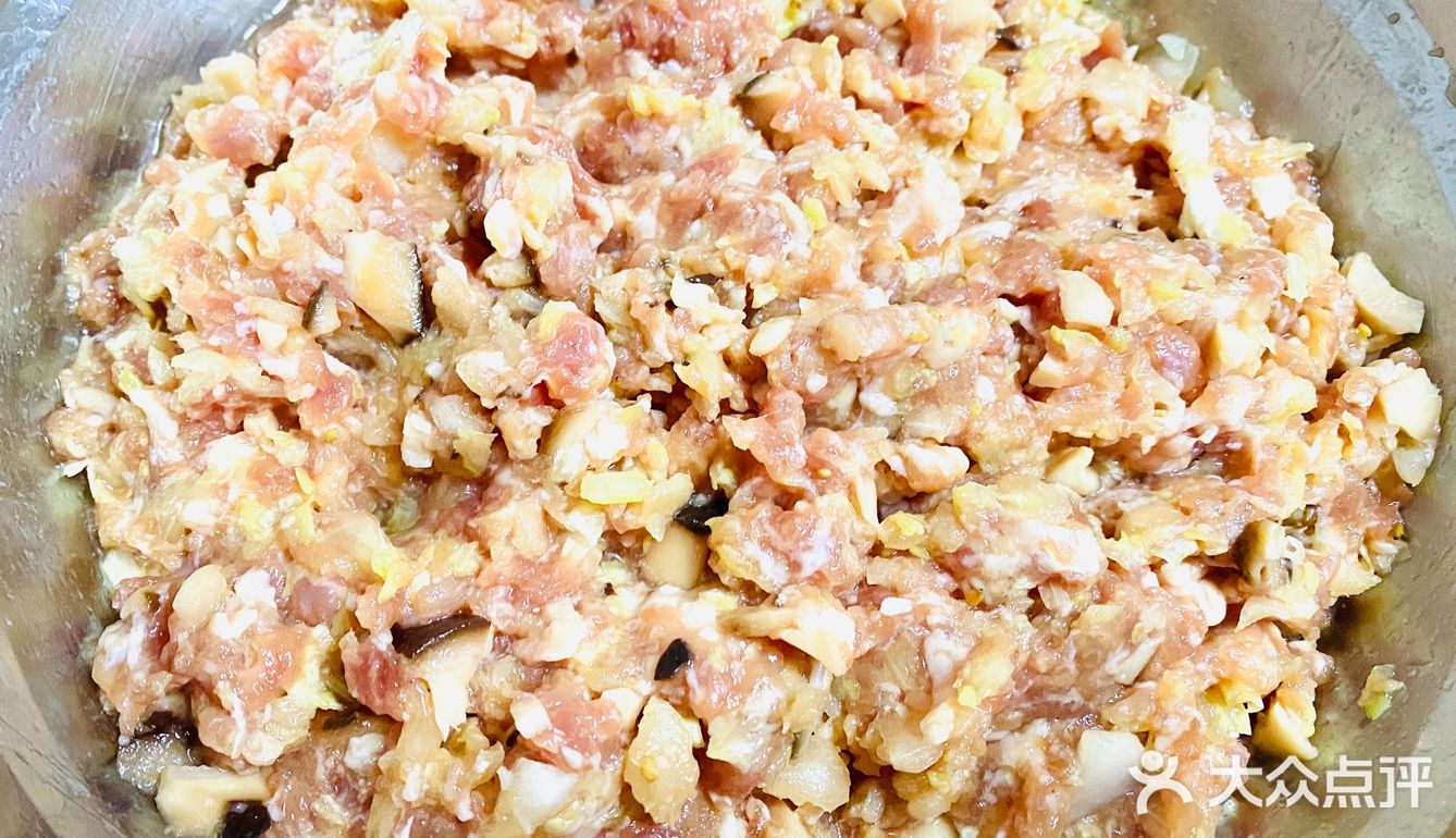 每个饺子皮中间放入肉末，大拇指按住一个方向打折成一圈