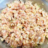 每个饺子皮中间放入肉末，大拇指按住一个方向打折成一圈