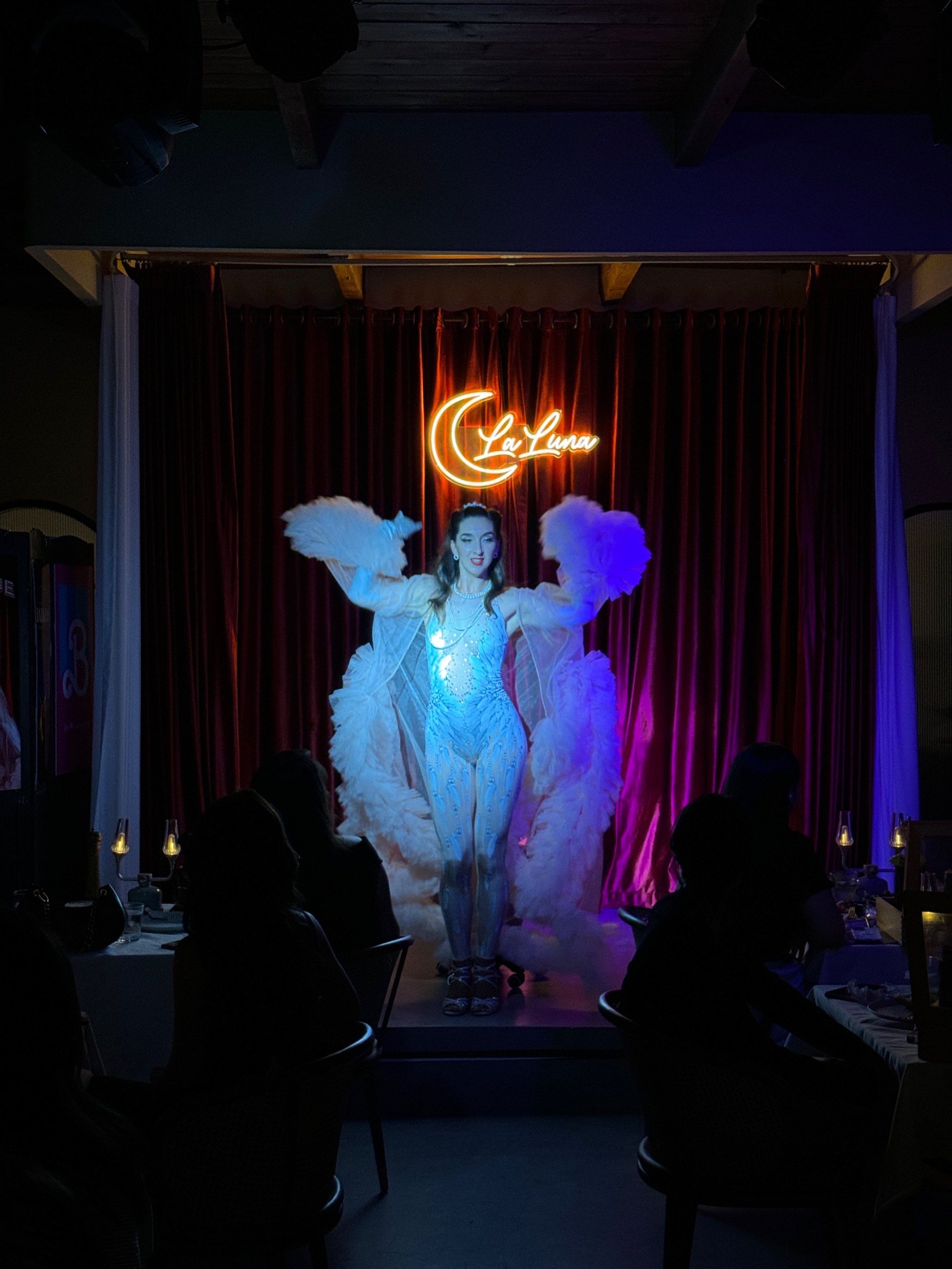 青岛有自己的红磨坊!