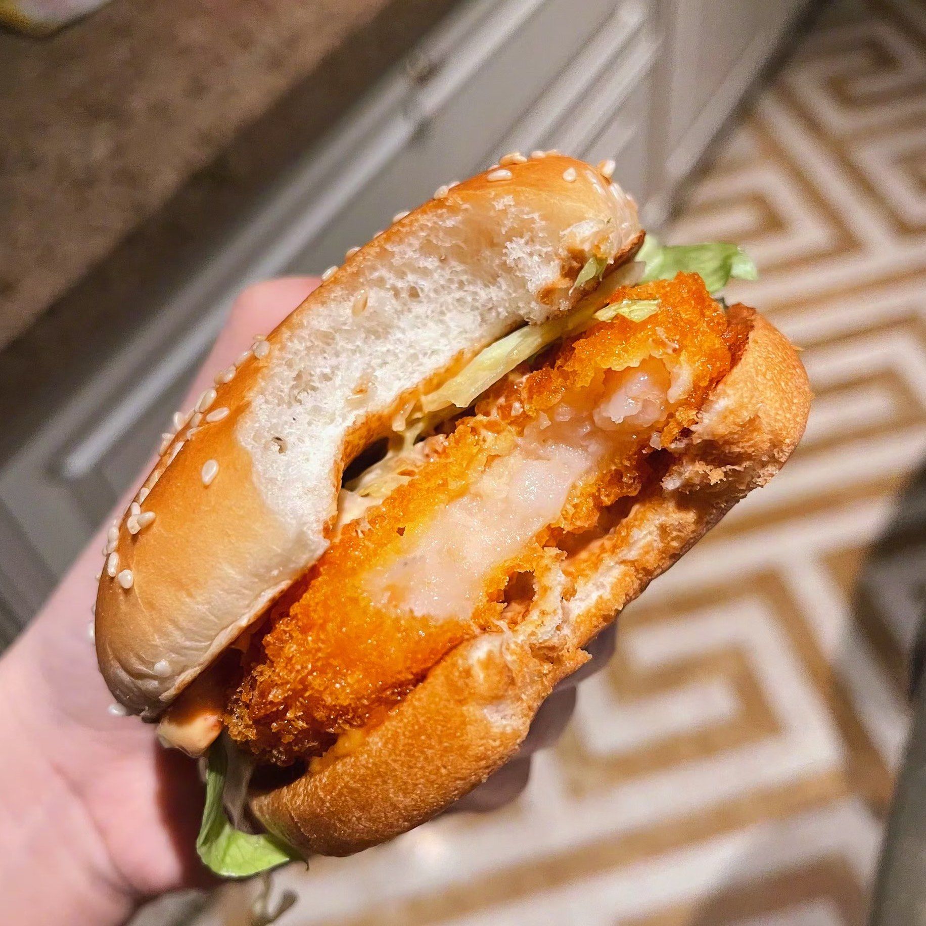 你们有没有吃麦当当的脆虾堡? 我觉得还挺好吃