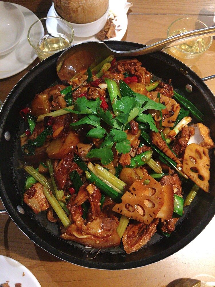 【特色卤味辣干锅】新品,暖暖的适合冬天,里面有几种菜,有七寸五花肉