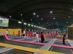-嘿哟动霸CHUA·新潮玩运动娱乐中心·蹦床滑冰团建乐园