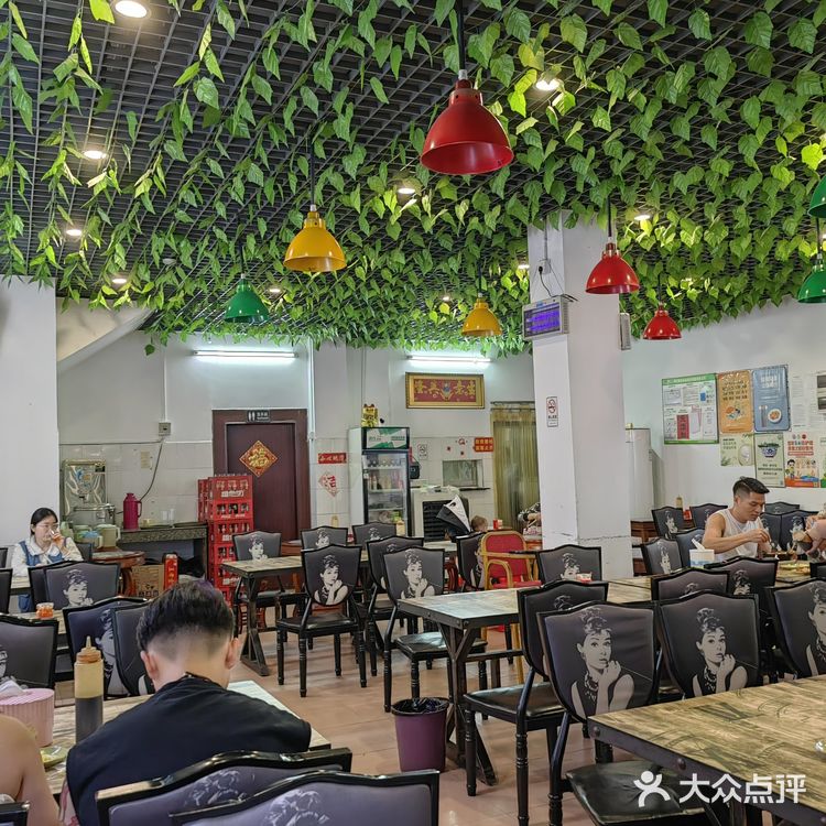 探访朋友吃过赞不绝口的顺德煲仔饭[愉快]