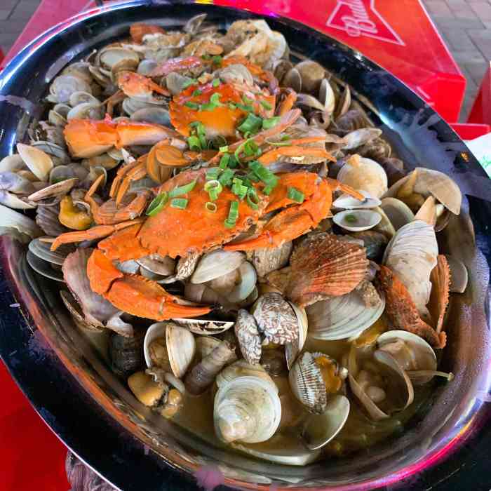 李记大连海鲜烧烤火锅-"座落在高新园区的万达广场附近这家店生意不.