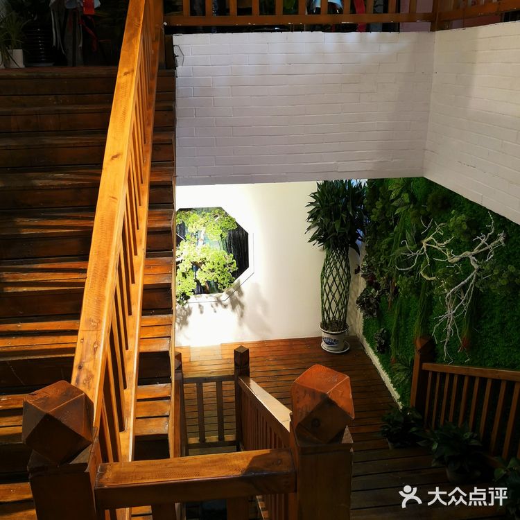 店面装修典雅、古朴，老板和服务员都很热情