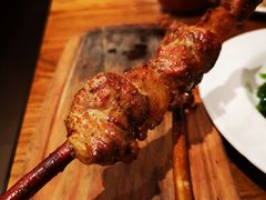 红柳羊肉串-阿里家·新疆烤肉酒場 by MIG