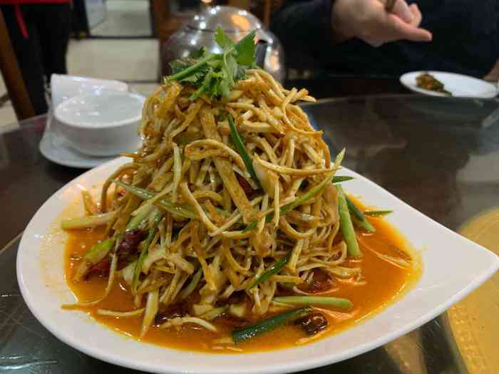打分    /人 大荔豆腐丝,当地特色菜,是道凉菜,口感竟然像凉拌蛋皮
