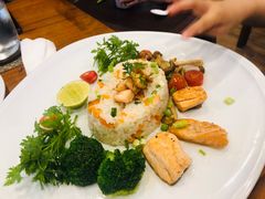 -Chom Cafe and Restaurant