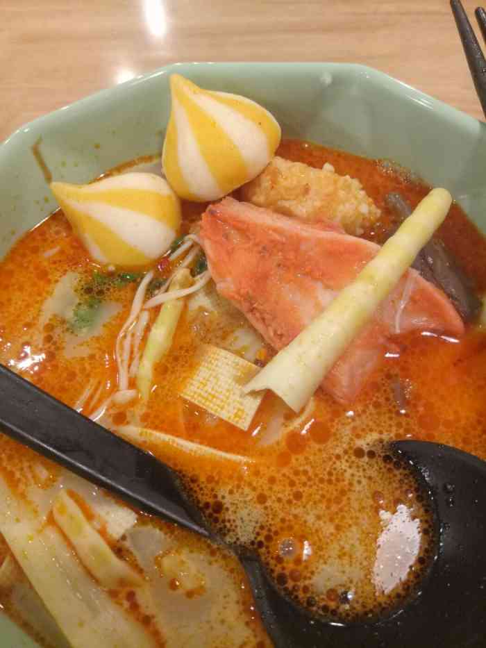 唇动麻辣烫-"点了骨头汤底,味道鲜,不油腻,菜品很新鲜.