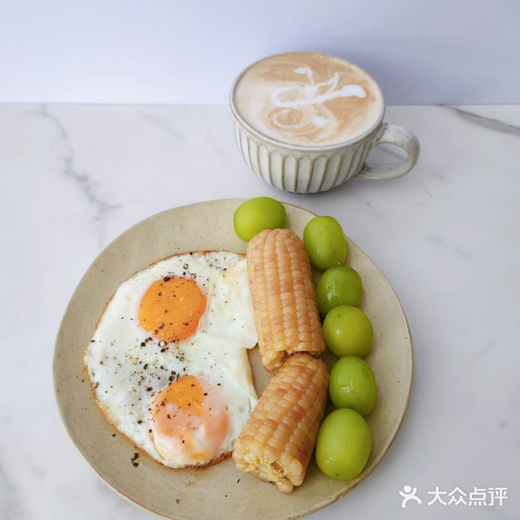 一人食早餐|小花糯玉米🌽*溏心蛋*阳光玫瑰*咖啡