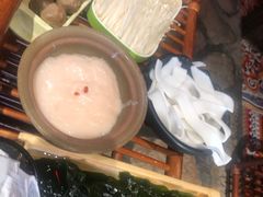 -东巴婆婆云南鱼豆花火锅(大东门店)