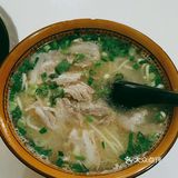 看起来清爽羊肉面面真的很劲道，很有嚼劲。羊肉偏肥