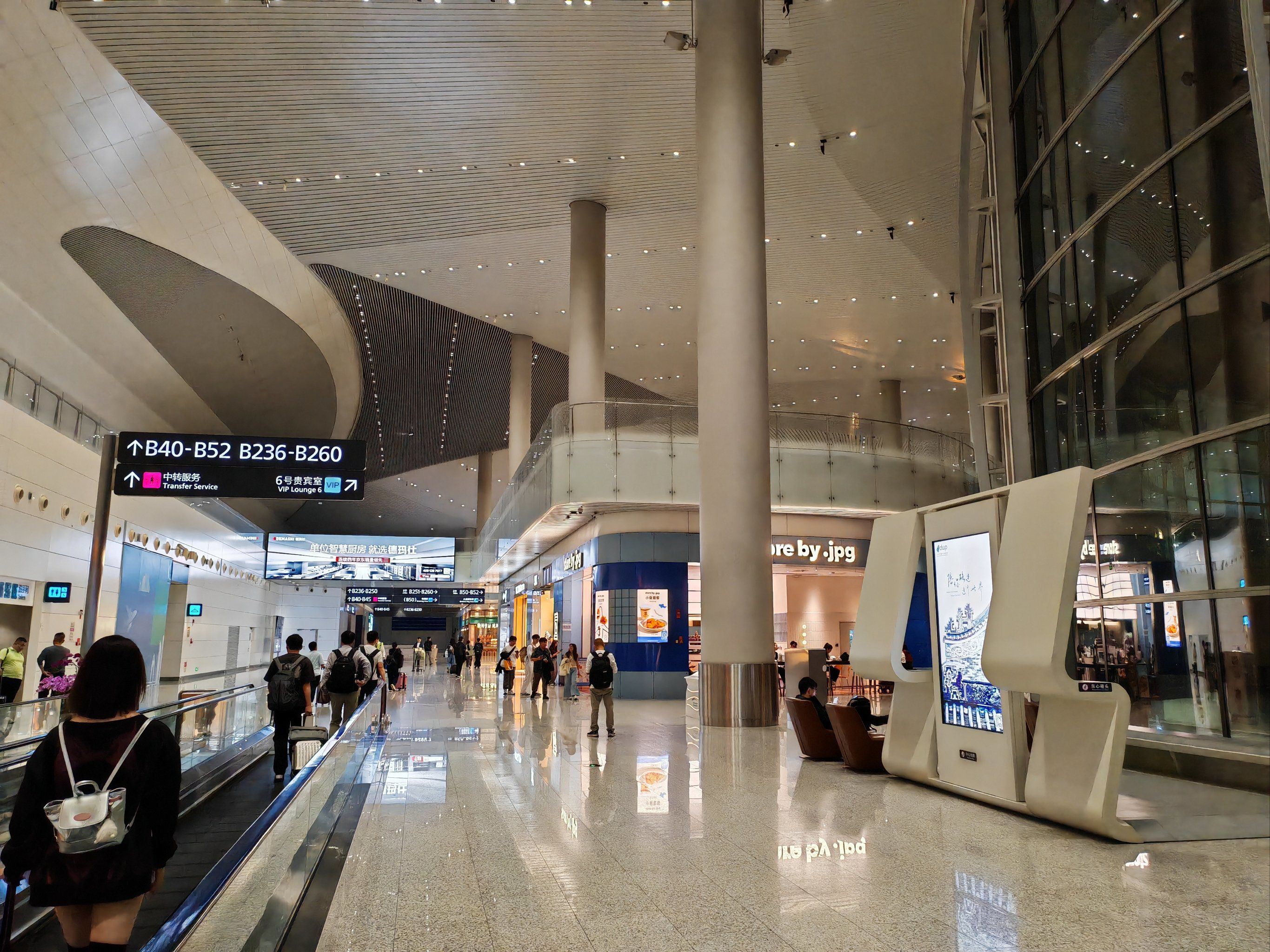 广州白云机场store by.jpg