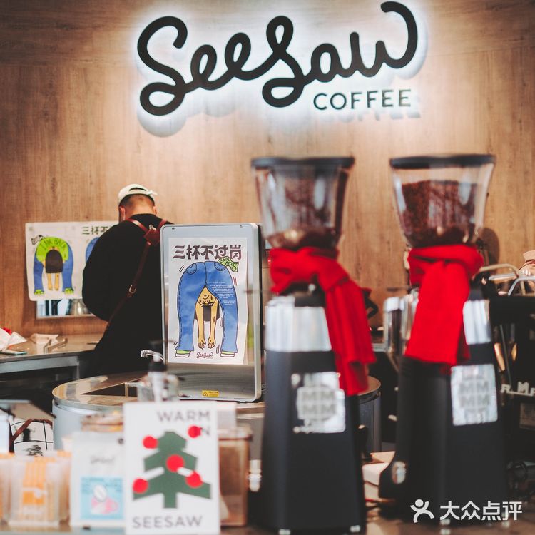 杭州西湖边开了家全玻璃的咖啡馆！