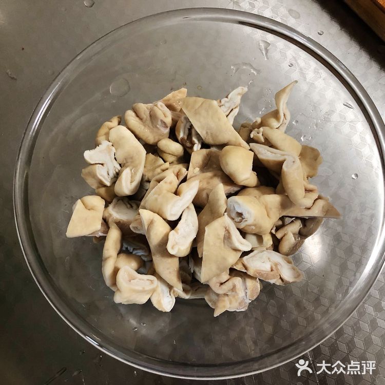 稻香村买的熟肥肠，先过油煸一煸，把里面肥油煸出来
