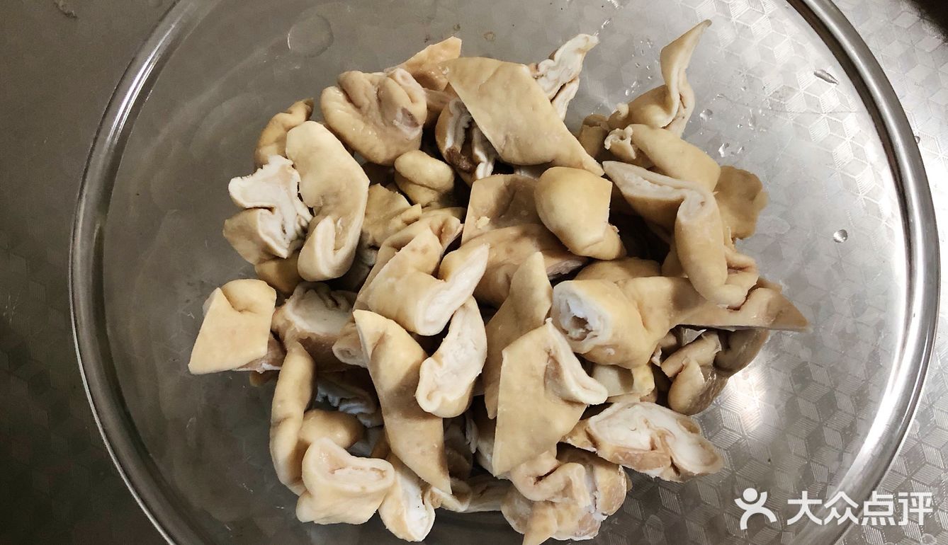稻香村买的熟肥肠，先过油煸一煸，把里面肥油煸出来