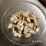 稻香村买的熟肥肠，先过油煸一煸，把里面肥油煸出来