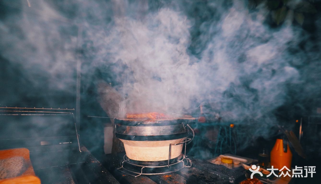 架一炭炉，几串烤肉，一杯冰啤，钟情于夜晚的静
