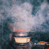 架一炭炉，几串烤肉，一杯冰啤，钟情于夜晚的静