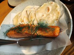 烟熏三文鱼配烤饺子皮和芥末籽酱-BOR Eatery(安福路店)