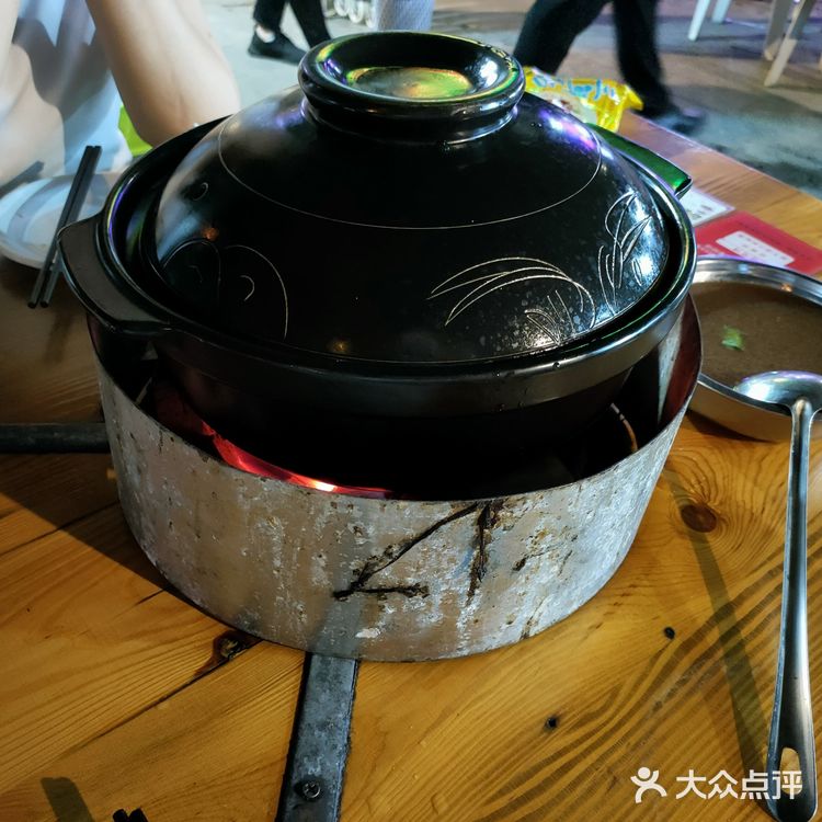 再浇上他们的酱汁，很是入味，我觉得还是非常好吃的