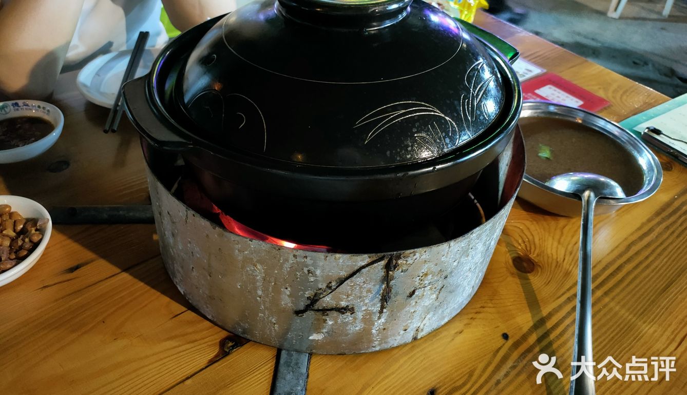 再浇上他们的酱汁，很是入味，我觉得还是非常好吃的