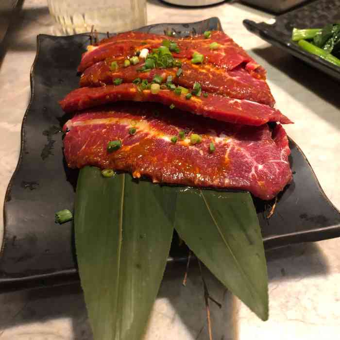 犇牛道烤肉专门店"五花肉辣味很奇怪…猪颈肉有点厚…拌饭的酱.