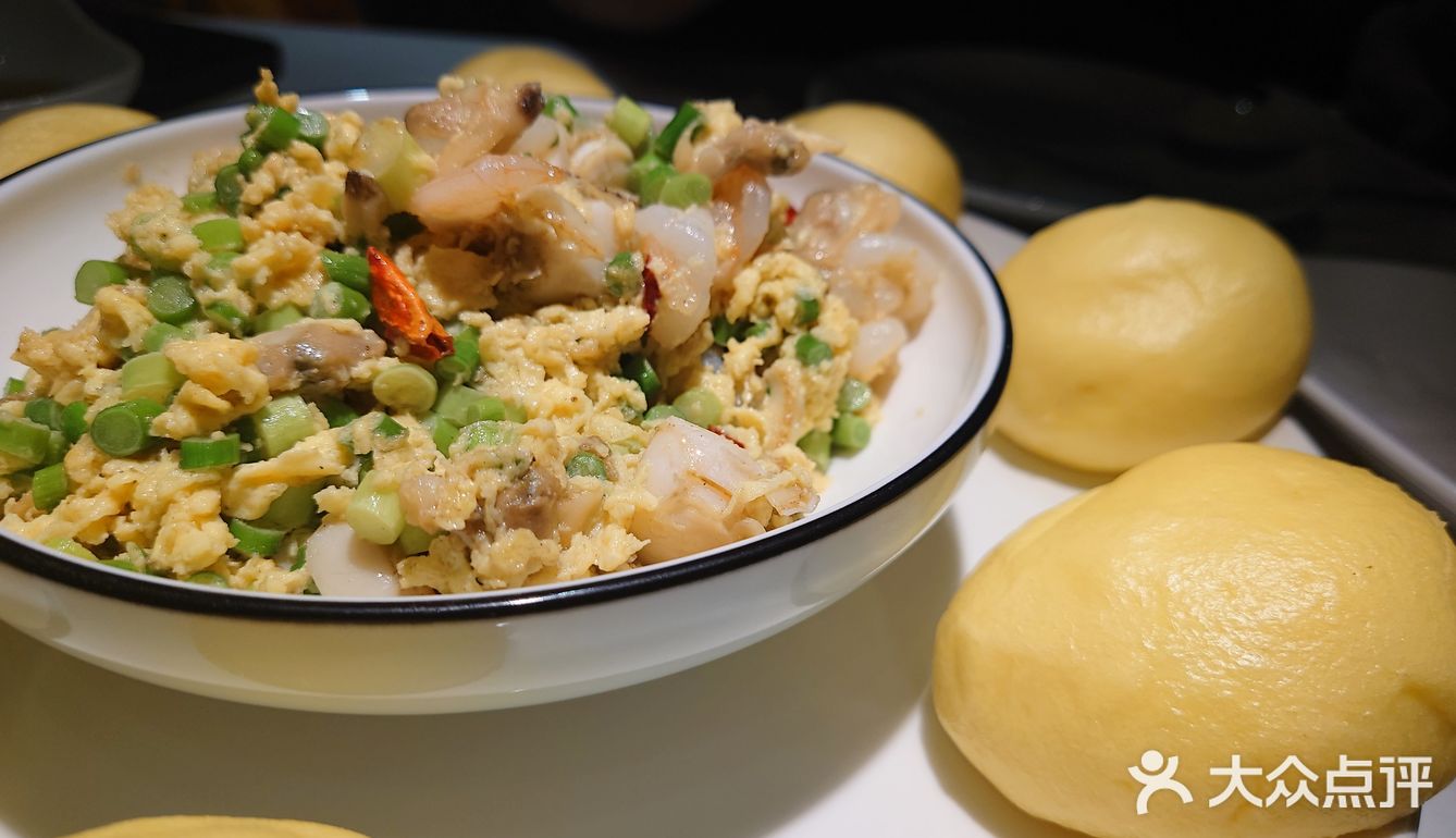 「麻辣一锅鲜」食材非常新鲜，墨鱼仔QQ弹弹，虾很嫩