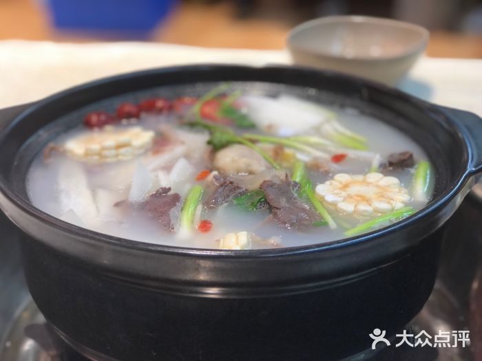 九寨特色牦牛肉汤锅 羊肉汤锅图片