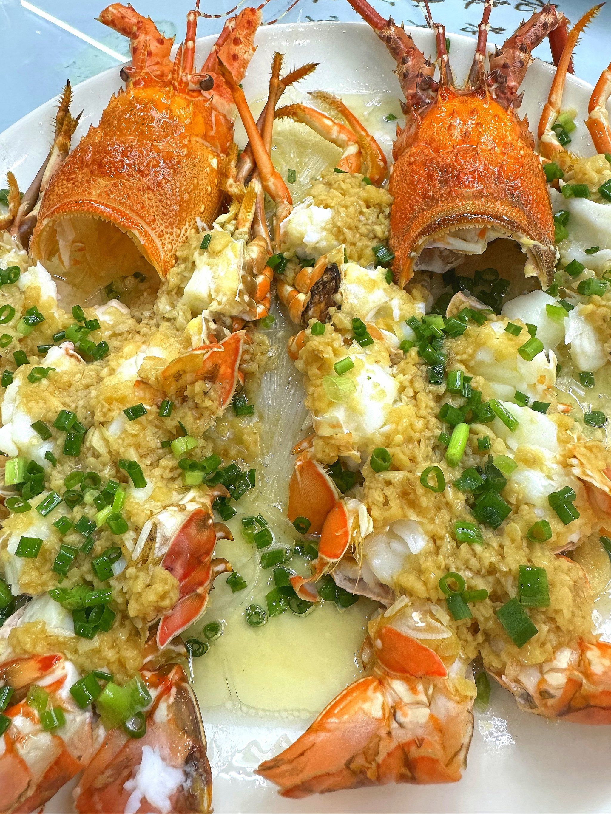 走进餐厅,琳琅满目的海鲜池.鱼虾蟹贝,应