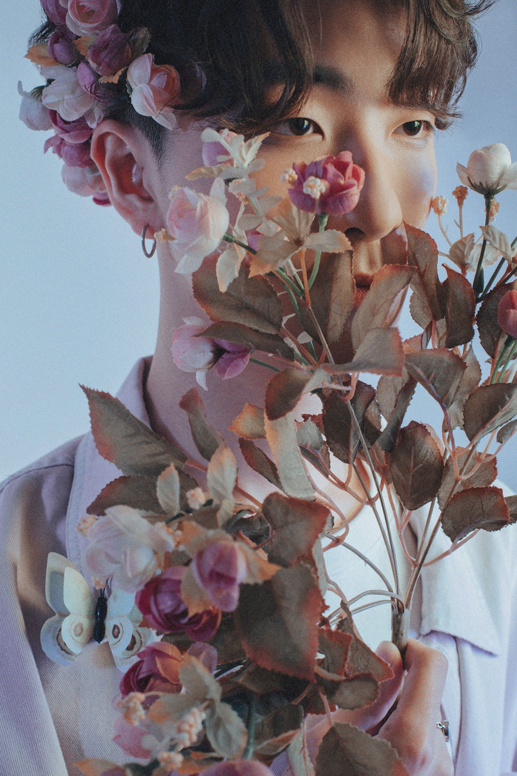 捧了一束想见你的鲜花男生写真