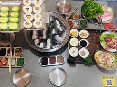 -围炉肉舍•炭烤活鳗•丹东海鲜烤肉(步行街店)